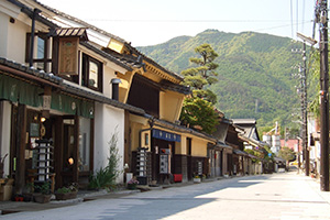 旧北国街道、柳町の家並み 写真